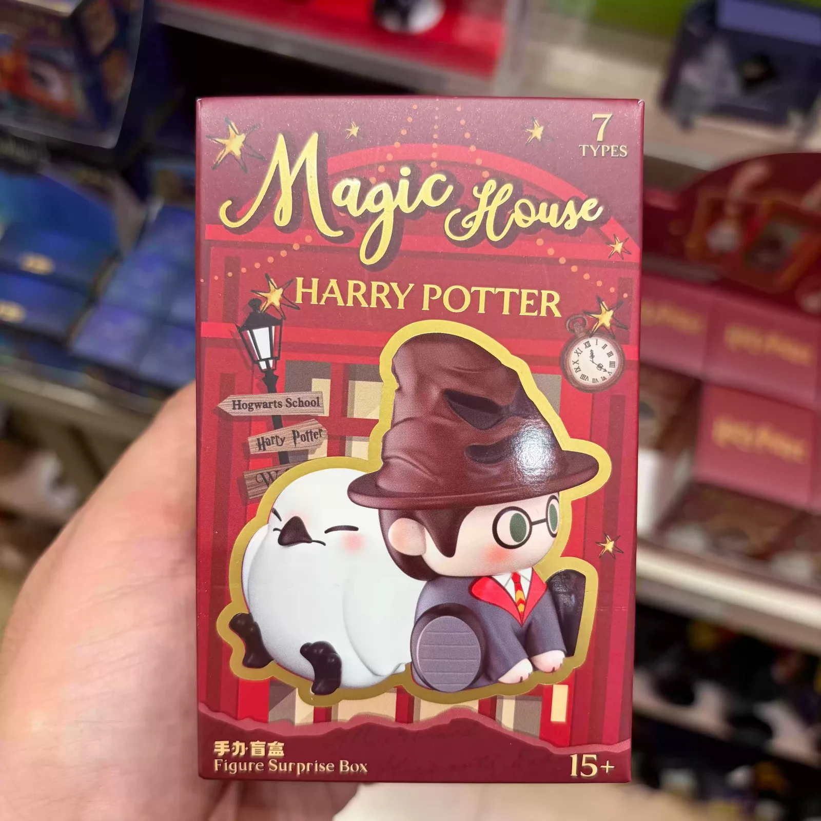 Коробка MINISO Harry Potter Magic House у руці покупця в магазині