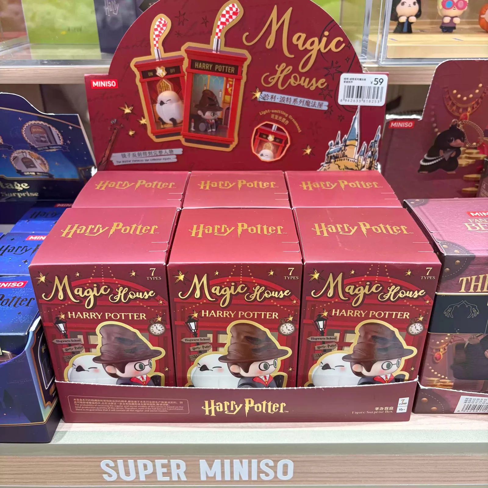 Кейс MINISO Magic House Harry Potter на шість блайнд-боксів на полиці магазину MINISO