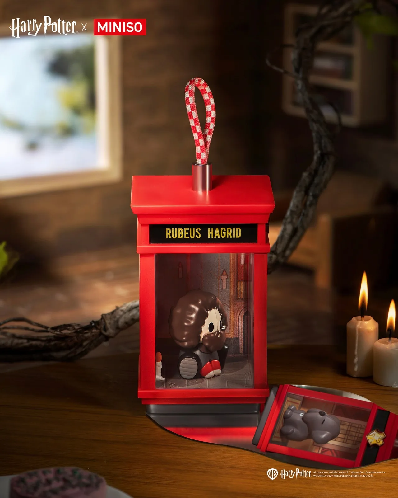 Підвіска Rubeus Hagrid and Fang MINISO Magic House біля свічок