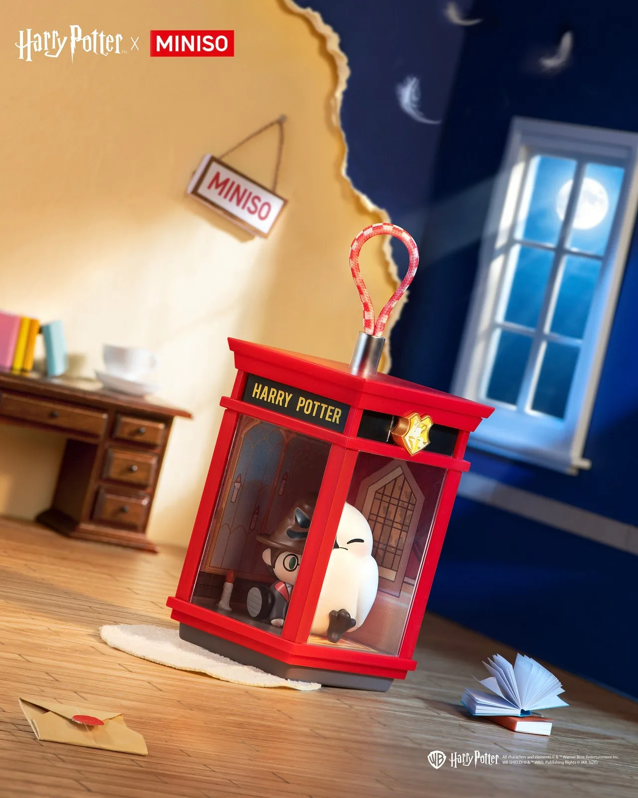 Підвіска Harry Potter and Hedwig MINISO Magic House на письмовому столі біля вікна