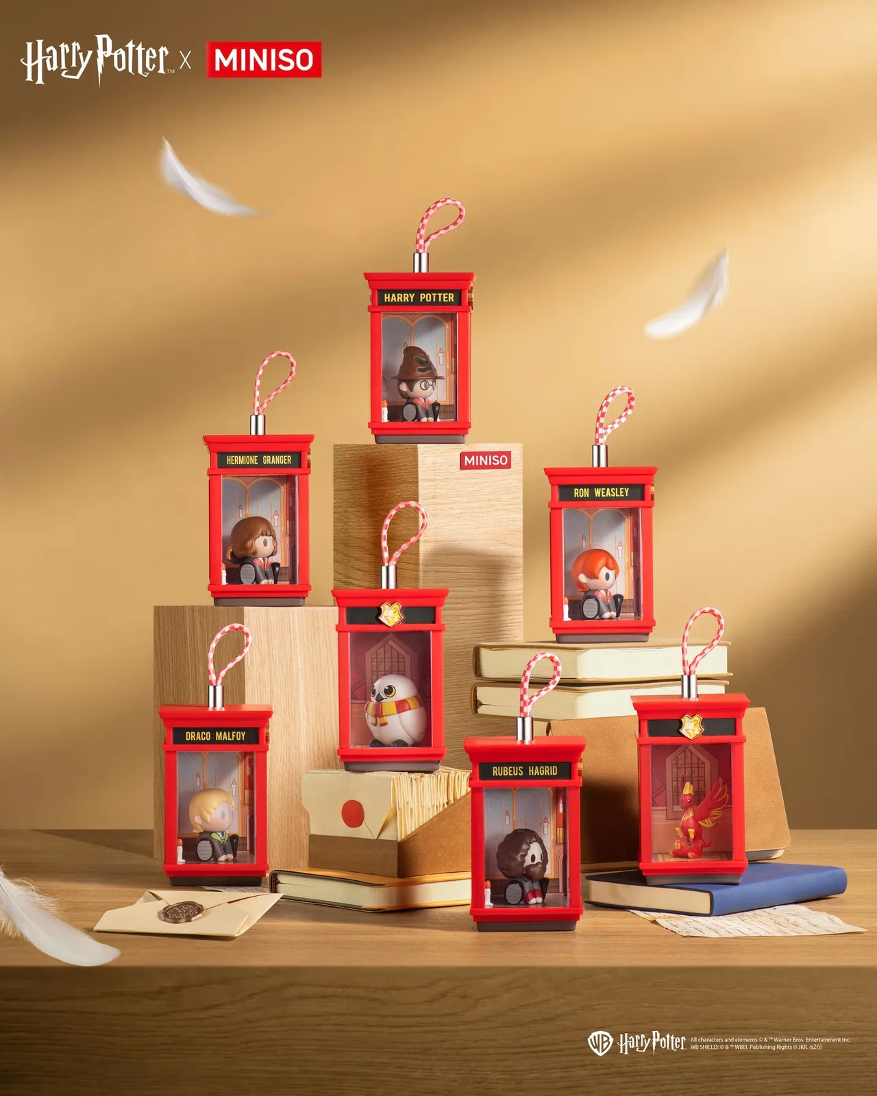 Усі сім підвісок MINISO Harry Potter Magic House на дерев'яних підставках у промо-сцені MINISO