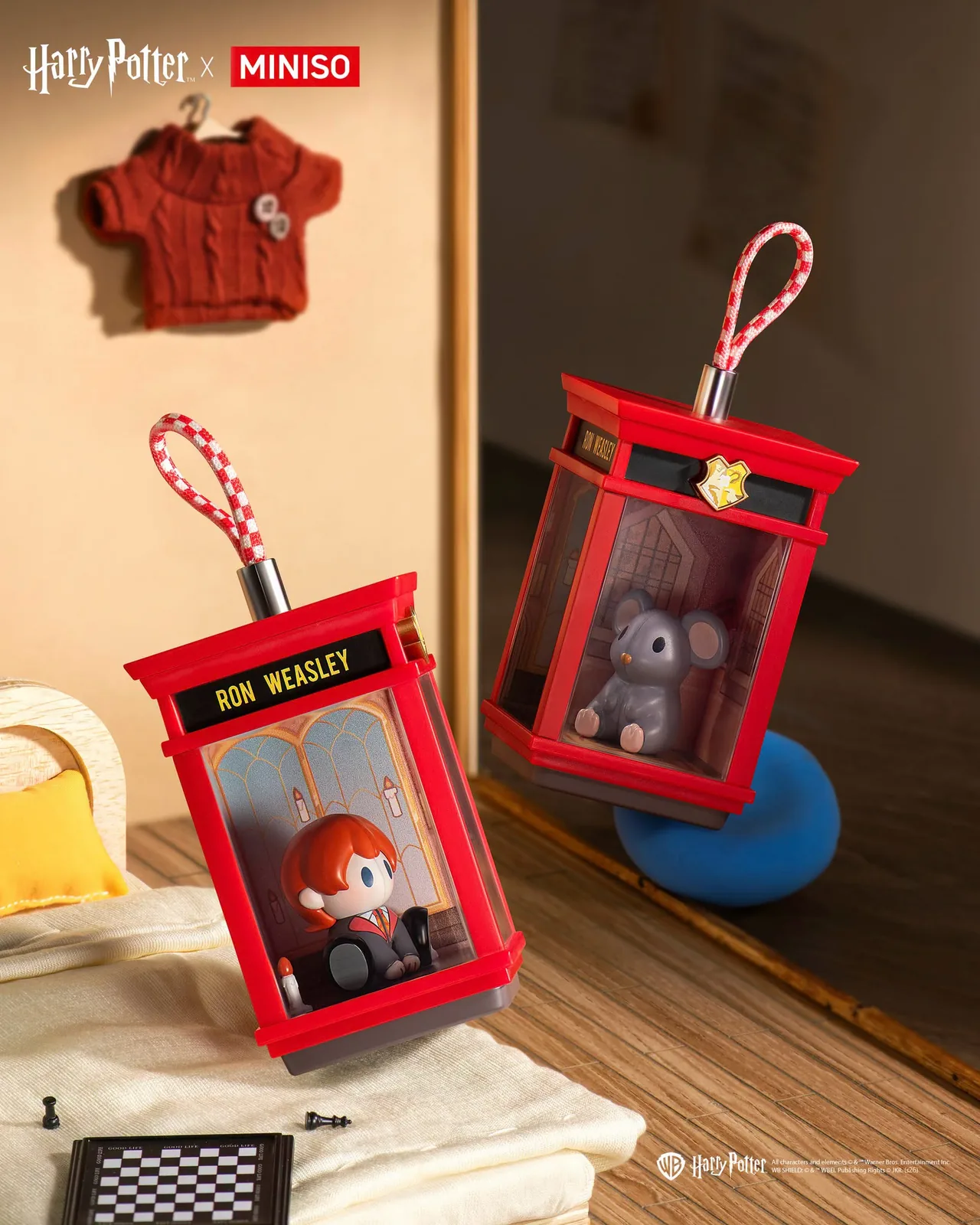 Підвіска Ron Weasley and Scabbers MINISO Magic House у кімнаті з червоним светром