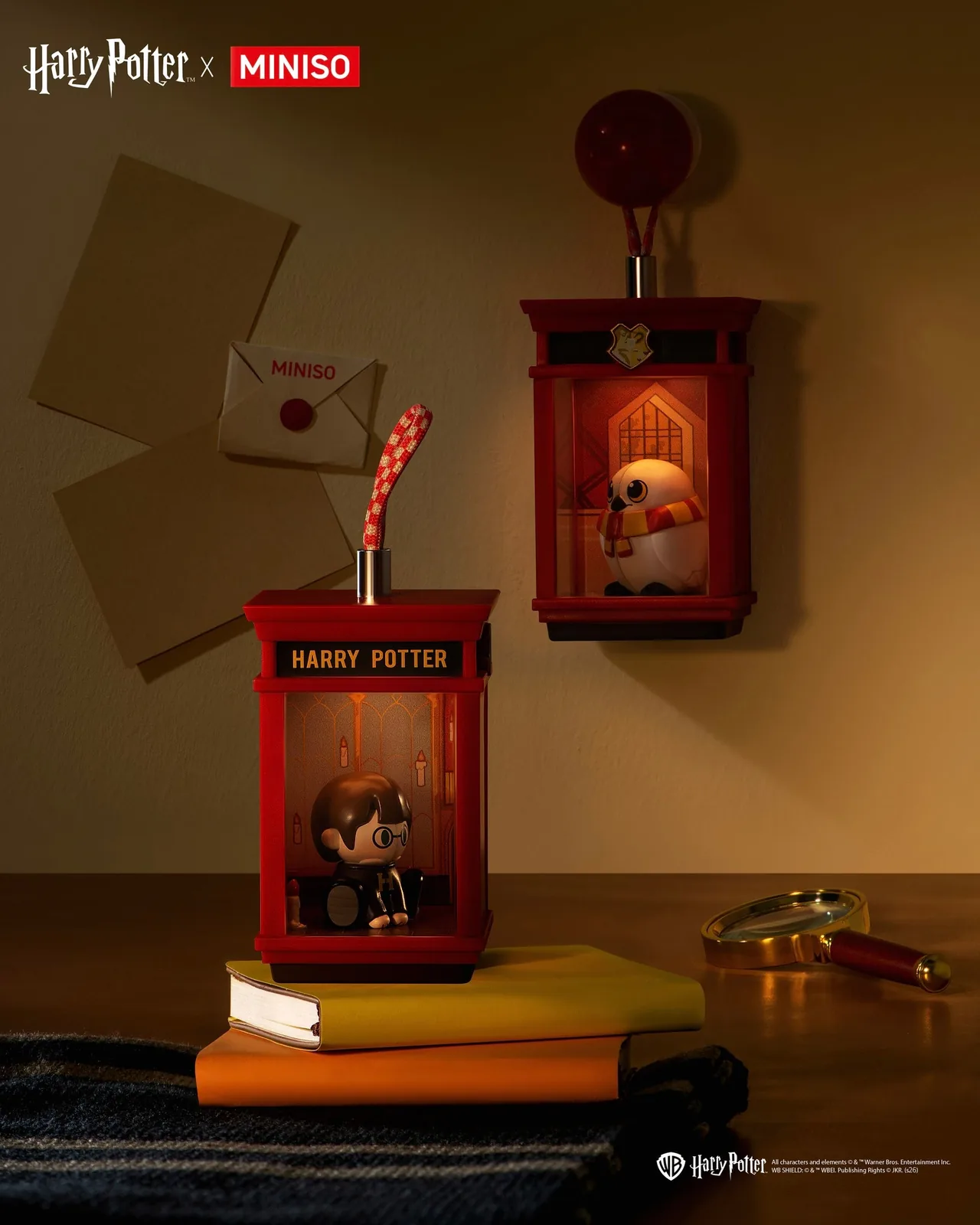 Два фонарика Harry Potter MINISO Magic House: один на столе, второй висит на стене