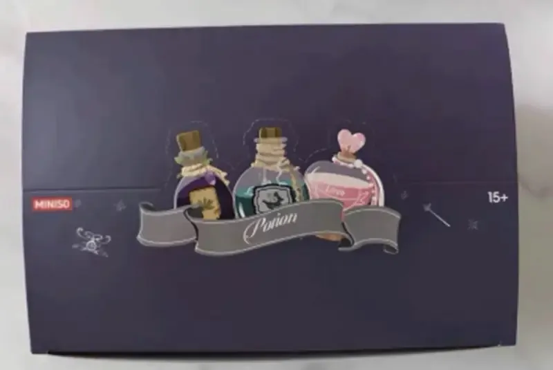 Дисплей-коробка серії MINISO Harry Potter Potion з трьома флаконами на кришці і логотипом MINISO