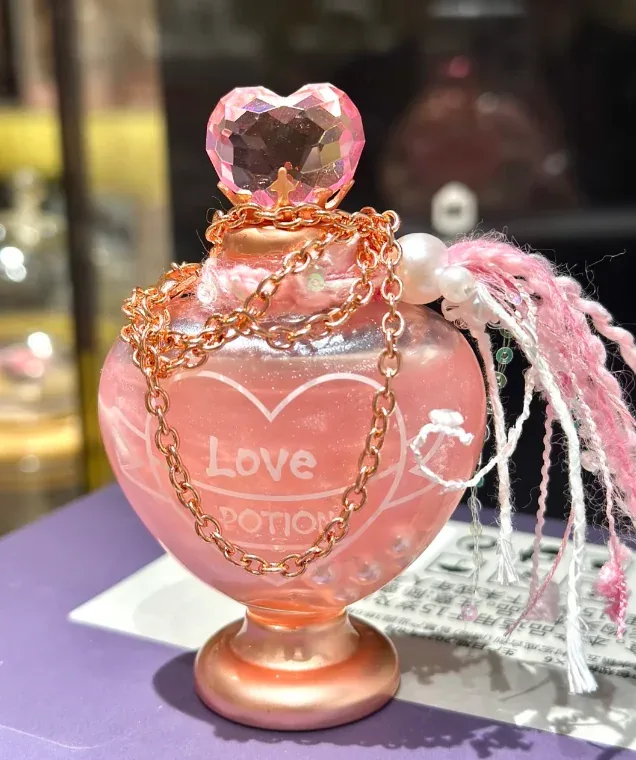 Фігурка MINISO Love Potion: рожевий флакон у формі серця з написом Love Potion і кришкою-кристалом